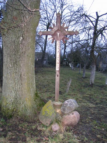 Kryžius Mančauskų sodyboje, Vaškų miestelyje
